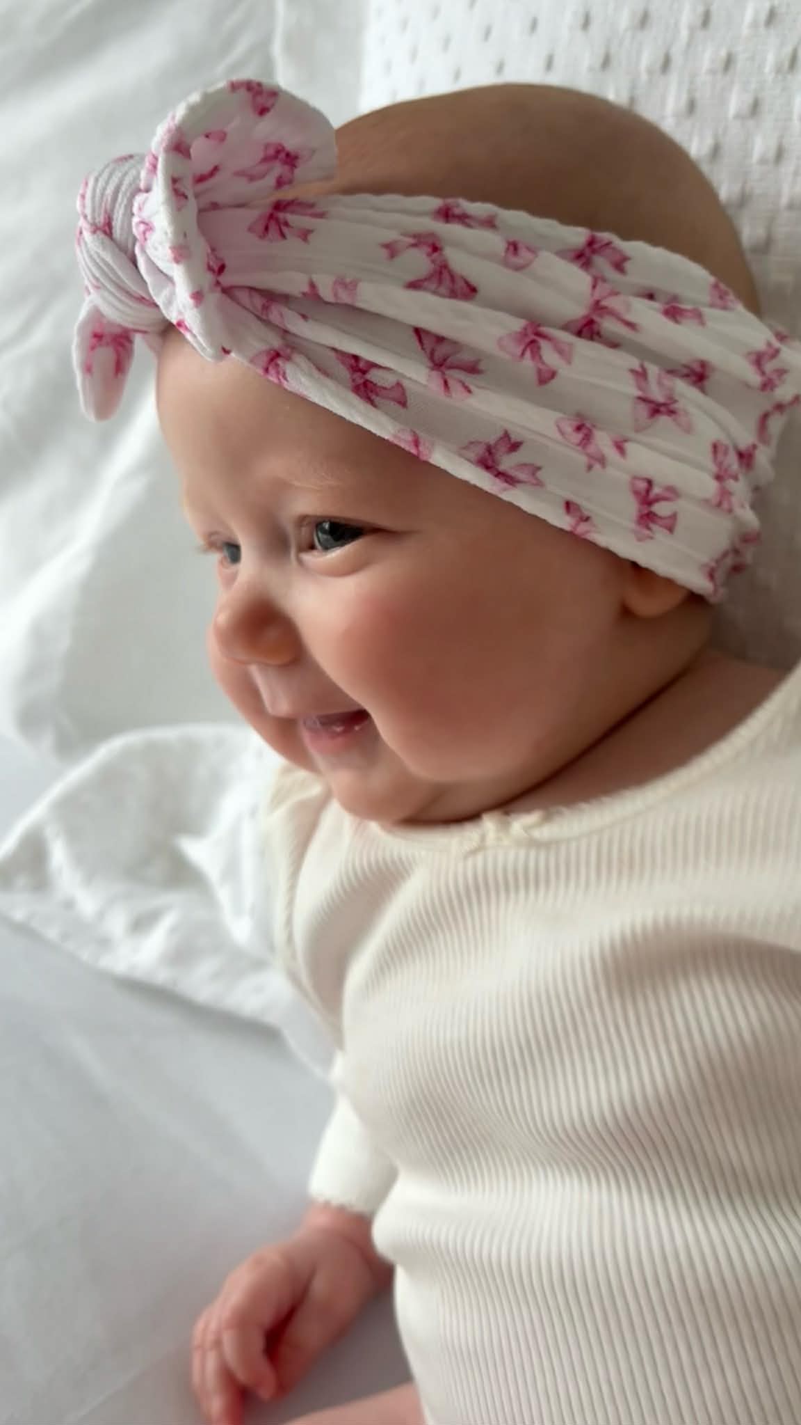 Mini bow design cable knit bow headband - White